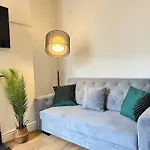 Sleeps 7 - Spacious 3 Bed House W Free Parking