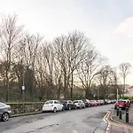 Holyrood Park: Lush & Arty 2 Double Bed Flat