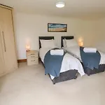 8 Manor Close