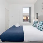 Cowley House - Air Host & Stay - Sleeps 7