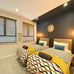 Stunning 2 Bed Apartment Sea Views And Parking