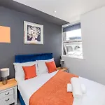 Super Central 2 Bedroom Flat I Next To Shopping Center & Brighton Beach