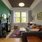 Newly Renovated 1 Bedroom Apartment Near Charming Newhaven