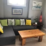 Inviting 1Bd Flat - 20 Mins To Brighton Beach!