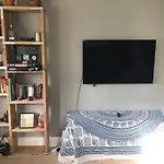 Inviting 1Bd Flat - 20 Mins To Brighton Beach!