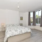 Entire Two Bedroom Apartment With Sun-Filled Private Garden
