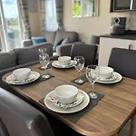 The Retreat 30, Pet Friendly & Wifi - Golden Palm Resort - Meadow Lakes Caravan & Lodge Hire