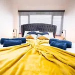 Luxury Seaside Haven- Coastal Comfort, Free Parking