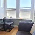 Westcliff-On-Sea Modern 2 Bedroom Apartment - Free Parking