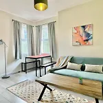 An Elite Executive Stay - 5-Bedroom Business Home & Parking