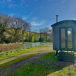 Lakeside Cabin, Hot Tub, Fishery