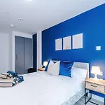 Stylish Central Apartment, Sleeps 4, Pool Table, Available For Long Term Stays