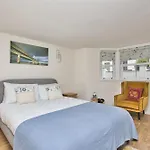 Spacious Seaside Escape In The Heart Of Deal, 4 Mins From The Beach