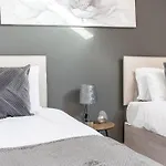 Spacious 3-Bed Flat Sleeps 6 With Free Wifi By Amazing Spaces Relocations Ltd