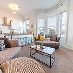 Spacious 3-Bed Flat Sleeps 6 With Free Wifi By Amazing Spaces Relocations Ltd