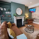 Seabreeze Pet Friendly 3 Bedroom House By The Sea