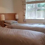 2 Bed Gf Apartment Walking Distance To The Beach