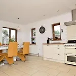 4 Bed In Bude Budeg