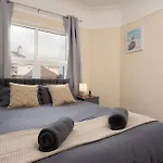 Large Cosy House - Free On Street Parking