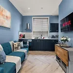 Lavish Central Whitby Abode - Garden Terrace