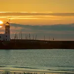 Lighthouse View - Amazing Sea And Beach View - Free Sky Tv Including Sports And Movies - Fast Wifi - Free Private Parking
