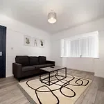 3Br Haven Retreat In Wallasey With Free Street Parking