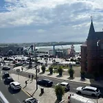 Penthouse Apartment - Town Centre, Sea Views, Secure Parking