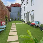 Seaside Serenity Modern Apartment Close To Beach