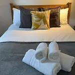 Two Bedroom Flat Close To Meadows With Free Parking By Parking Permit