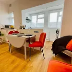 Flat In The Heart Of Leigh On Sea Less Than 2 Miles From The Beach