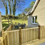 Luxurious 4 Bedroom New England Style Villa - Trewhiddle V1