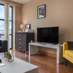 Spacious 2 Bed In City Center - Free Secure Parking
