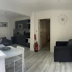 Tropical Retreat - 1 Bed Apartment, Quiet, Free Parking And Garden Use