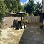 Tropical Retreat - 1 Bed Apartment, Quiet, Free Parking And Garden Use