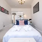 Host & Stay - Guildford Apartment