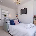 Host & Stay - Guildford Apartment