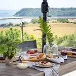 The Spinney - Spectacular Views Over The Bay And Close To Beach With Parking