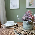Host & Stay - Round Hill Apartment
