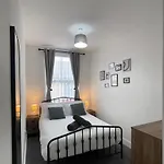 Montague Apartment-Spacious, Central & Free Parking