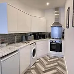 Montague Apartment-Spacious, Central & Free Parking