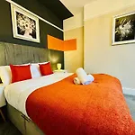 Central 2 Bedroom Flat Next To Brighton Beach & Churchill Square