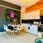 Central 2 Bedroom Flat Next To Brighton Beach & Churchill Square