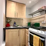 Centrally Located, Sleeps 4, 1 Bedroom Apartment In Portsmouth
