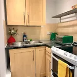 Centrally Located, Sleeps 4, 1 Bedroom Apartment In Portsmouth
