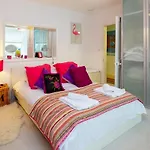 Host & Stay - Montpelier Colours