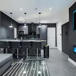 Two Bed Modern Apartment 5Min Walk To Town Centre With Free Parking ! Under New Management