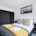 Two Bed Modern Apartment 5Min Walk To Town Centre With Free Parking ! Under New Management
