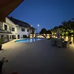 Pembrokeshire Near The Beach With A Heated Pool