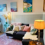 St Ives Apartment Less Than 5 Minutes Walk To Beach Parking Available