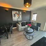The Tipsy Turtle - Stylish 2 Bed Flat With Parking